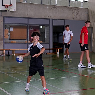 Symbolbild Teilnehmer spielen Handball im Camp Breisach 2026