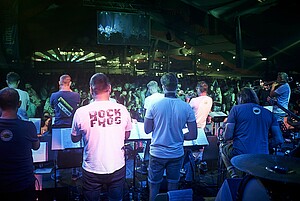 Froschenkapelle spielt vor Publikum