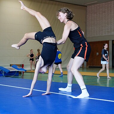 Symbolbild Turnerin turnt auf der Airtrack im Camp Breisach 2026