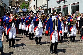 Symbolbild Spielmannszug läuft bei Festzug spielend durch Straßen bei Landesturnfest 2014 in Freiburg
