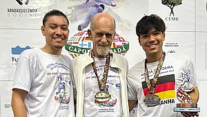 Landeslehrwart Graduado Rayovac (Per Böse) und Graduado Duracell (Len Böse) aus Dossenheim mit dem Capoeira-Meister Mestre Camisa