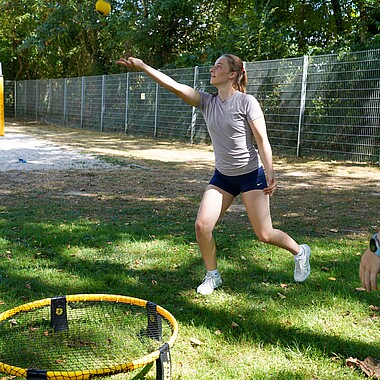Symbolbild Teilnehmer spielen Spikeball im Camp Breisach 2026