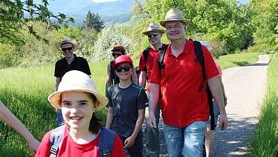 Familie beim Wandern