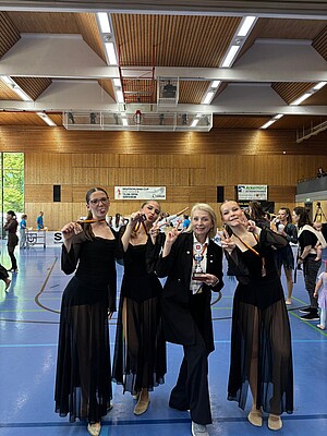 Gruppenbild Teilnehmergruppe mit Trainerin und Pokal bei Deutschland-Cup Dance Kleingruppen 2026 in Sersheim