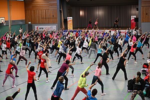 Groupfitness in großer Halle