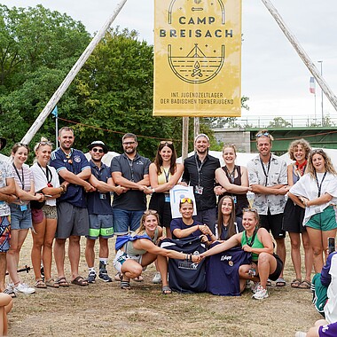 Symbolbild alle halten sich die Hände im Camp Breisach 2026