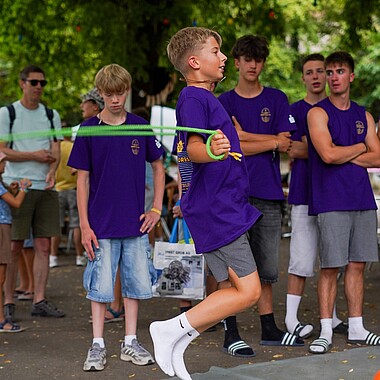 Symbolbild Teilnehmer beim der Seilspring-Challenge beim Tag des offenen Zeltes im Camp Breisach 2026
