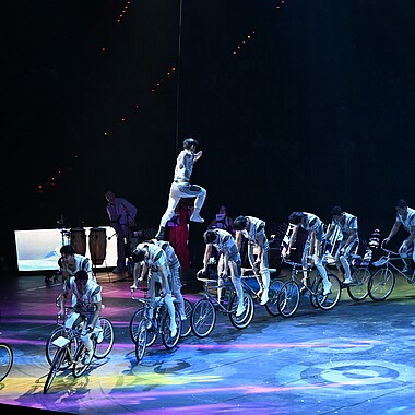 Symbolbild Fahrrad Akrobatik bei Feuerwerk der Turnkunst 2026
