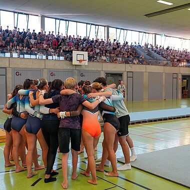 Symbolbild Teilnehmer schwören sich ein bei Championchips im Camp Breisach 2026