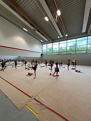 Sportlerinnen übern mit Ball vor Spiegel