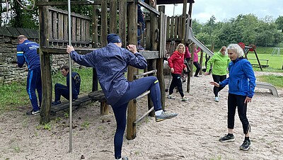 Personen bei Outdoorfitness