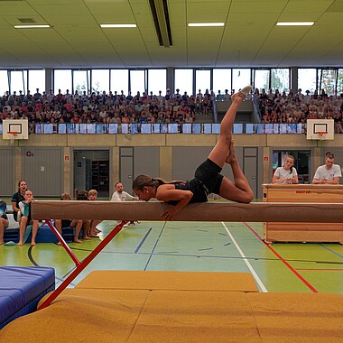 Symbolbild Teilnehmerin turnt Schwebebalken bei Championchips im Camp Breisach 2026