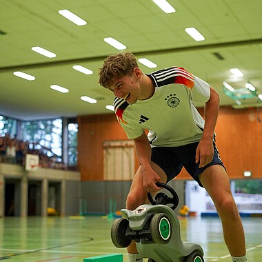 Symbolbild Teilnehmer auf einem Bobbycar bei Surprise im Camp Breisach 2026