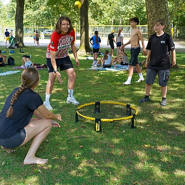 Symbolbild Teilnehmer spielen Spikeball im Camp Breisach 2026