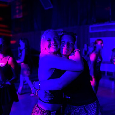 Symbolbild verkleidete Teilnehmerinnen bei der GoWild Mottoparty im Camp Breisach 2026
