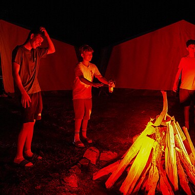 Symbolbild Feuer im Camp Breisach 2026