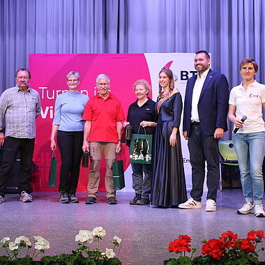 Landeswandertag 2026 in Bühl: Gruppenbild Ehrungen auf Bühne