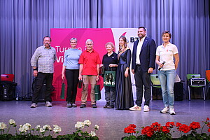Landeswandertag 2026 in Bühl: Gruppenbild Ehrungen auf Bühne