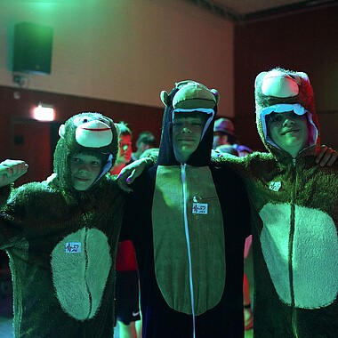 Symbolbild verkleidete Teilnehmer bei der GoWild Mottoparty im Camp Breisach 2026
