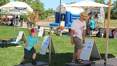 Kind und Opa auf dem Stepper