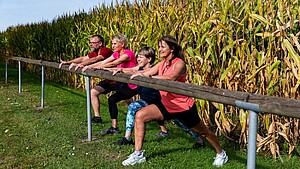 Outdoor Fitness-Gruppe bei Dehnübung