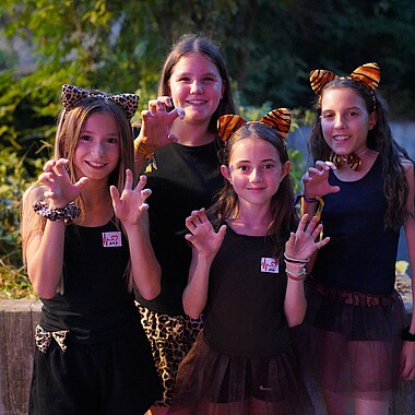 Symbolbild verkleidete Teilnehmerinnen bei der GoWild Mottoparty im Camp Breisach 2026