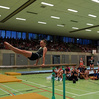 Symbolbild Turnerin turnt parallel Barren bei Championchips im Camp Breisach 2026