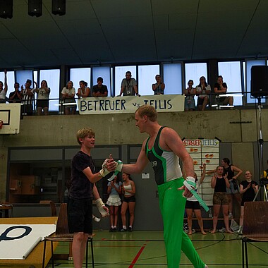 Symbolbild Betreuer und Teilnehmer schlagen ein bei Championchips im Camp Breisach 2026