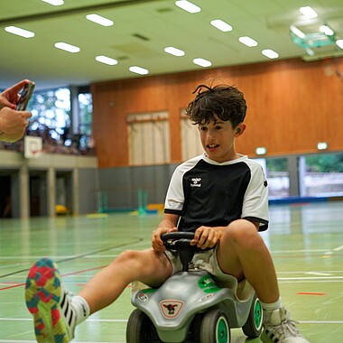 Symbolbild Teilnehmer auf einem Bobbycar bei Surprise im Camp Breisach 2026